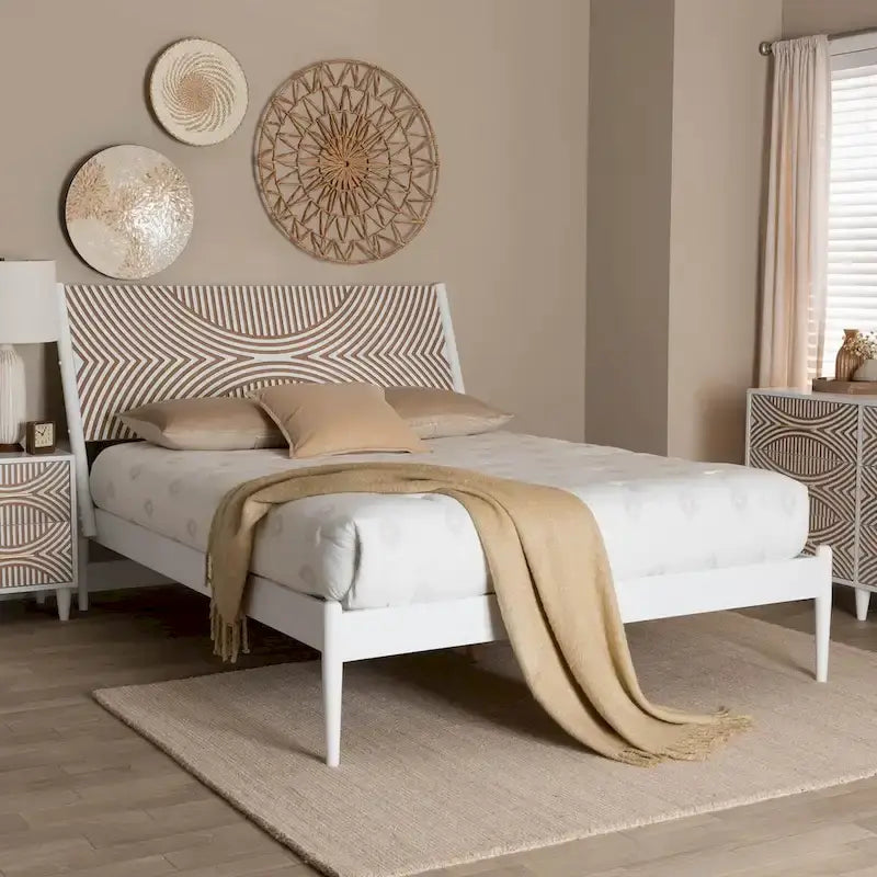 Lit plateforme côtier en bois d'hévéa blanc/brun naturel avec tête de lit géométrique sculptée et pieds fuselés, Queen/King, pour 2 personnes