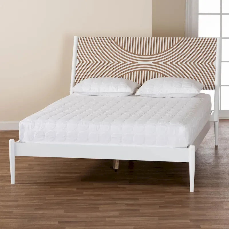 Lit plateforme côtier en bois d'hévéa blanc/brun naturel avec tête de lit géométrique sculptée et pieds fuselés, Queen/King, pour 2 personnes