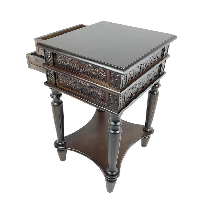 Table d'appoint traditionnelle en bouleau marron foncé avec 2 tiroirs, détails sculptés et étagère inférieure ouverte