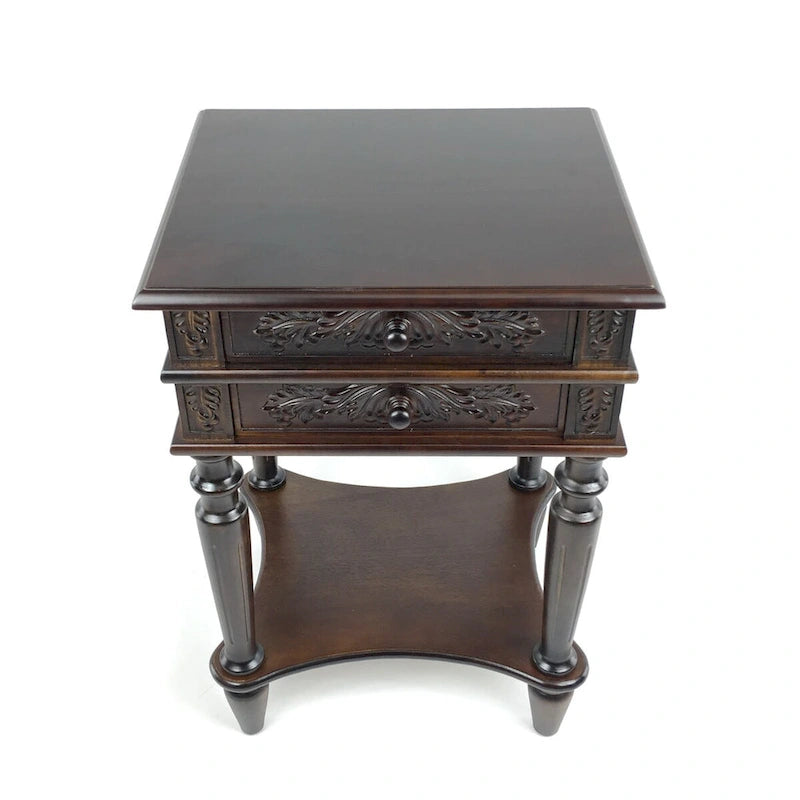 Table d'appoint traditionnelle en bouleau marron foncé avec 2 tiroirs, détails sculptés et étagère inférieure ouverte