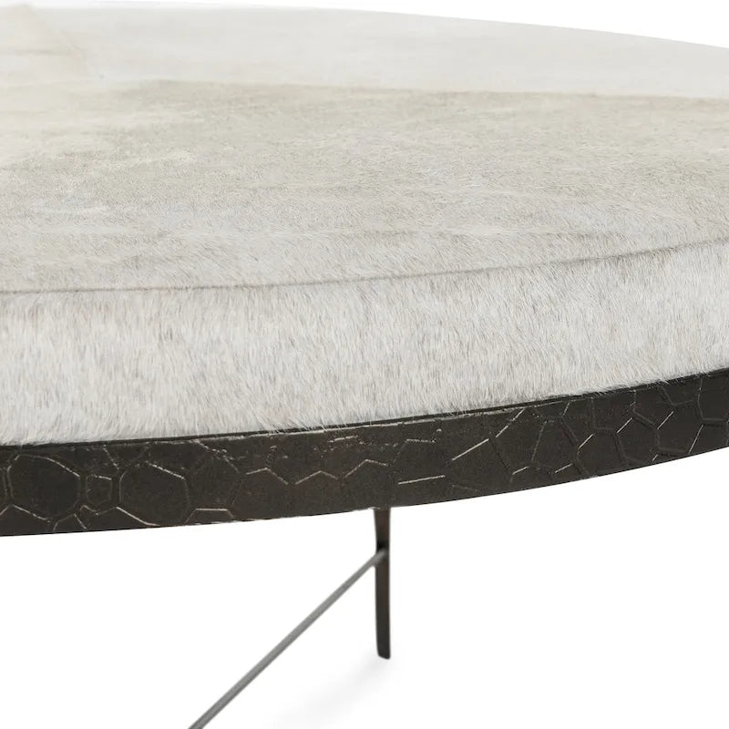 Table basse en patchwork de cuir et poils ivoire avec piètement en fer martelé
