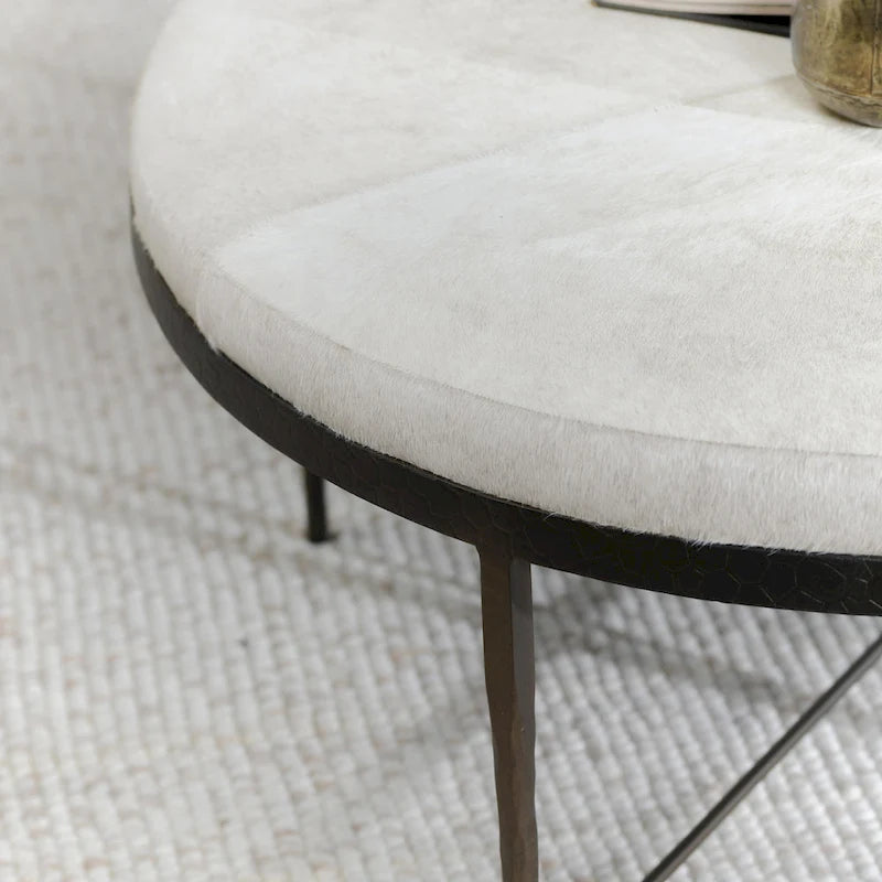 Table basse en patchwork de cuir et poils ivoire avec piètement en fer martelé